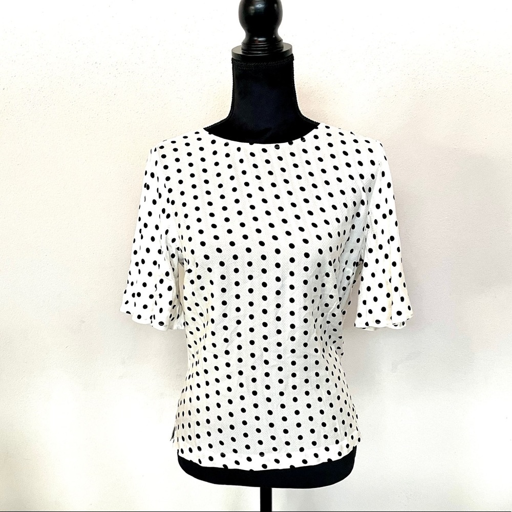 Polka dot blouse sz S🖤🤍